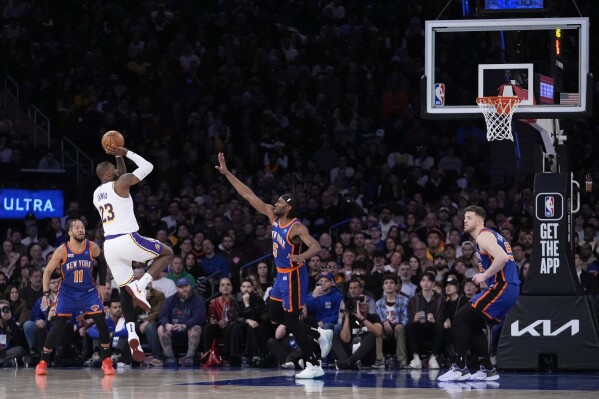 James Lakers pull away for 113 105 win to end Knicks nine game